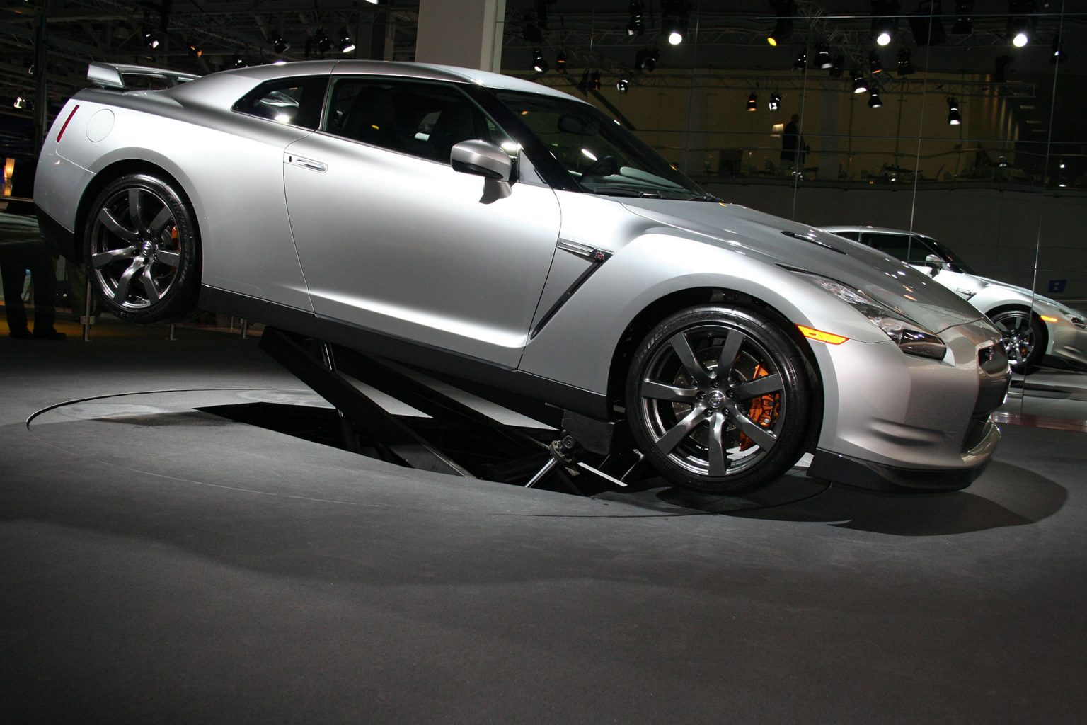 Nissan GT-R auf Hydrauliksystem Genf 2008