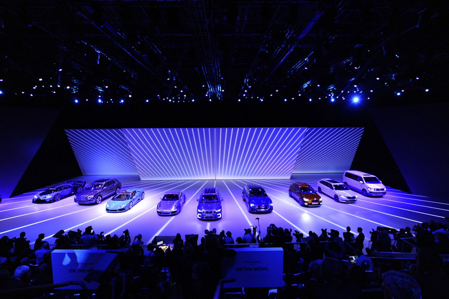 Fahrzeuge des VW Konzern auf der IAA 2015 Stage-Kinetik